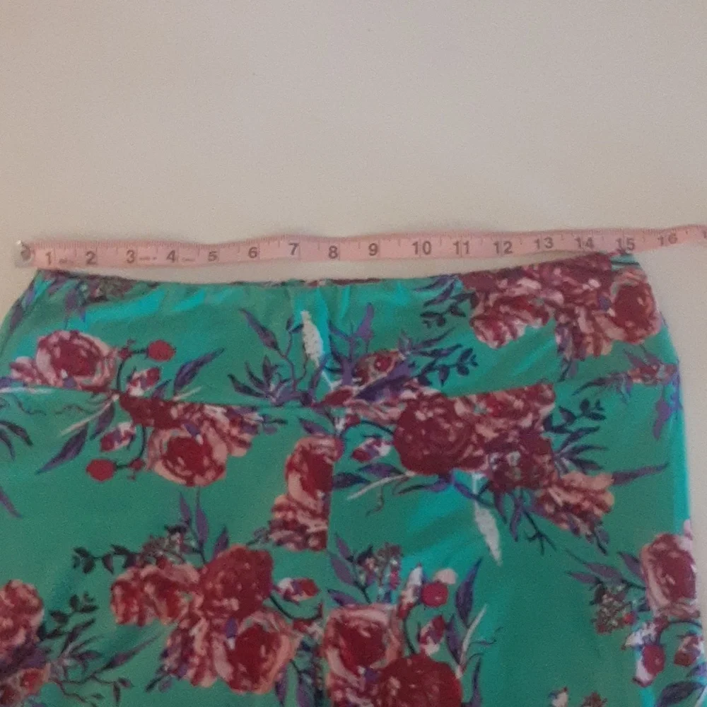 LuLaRoe Tall & Curvy flower leggings - Picture 4 of 9